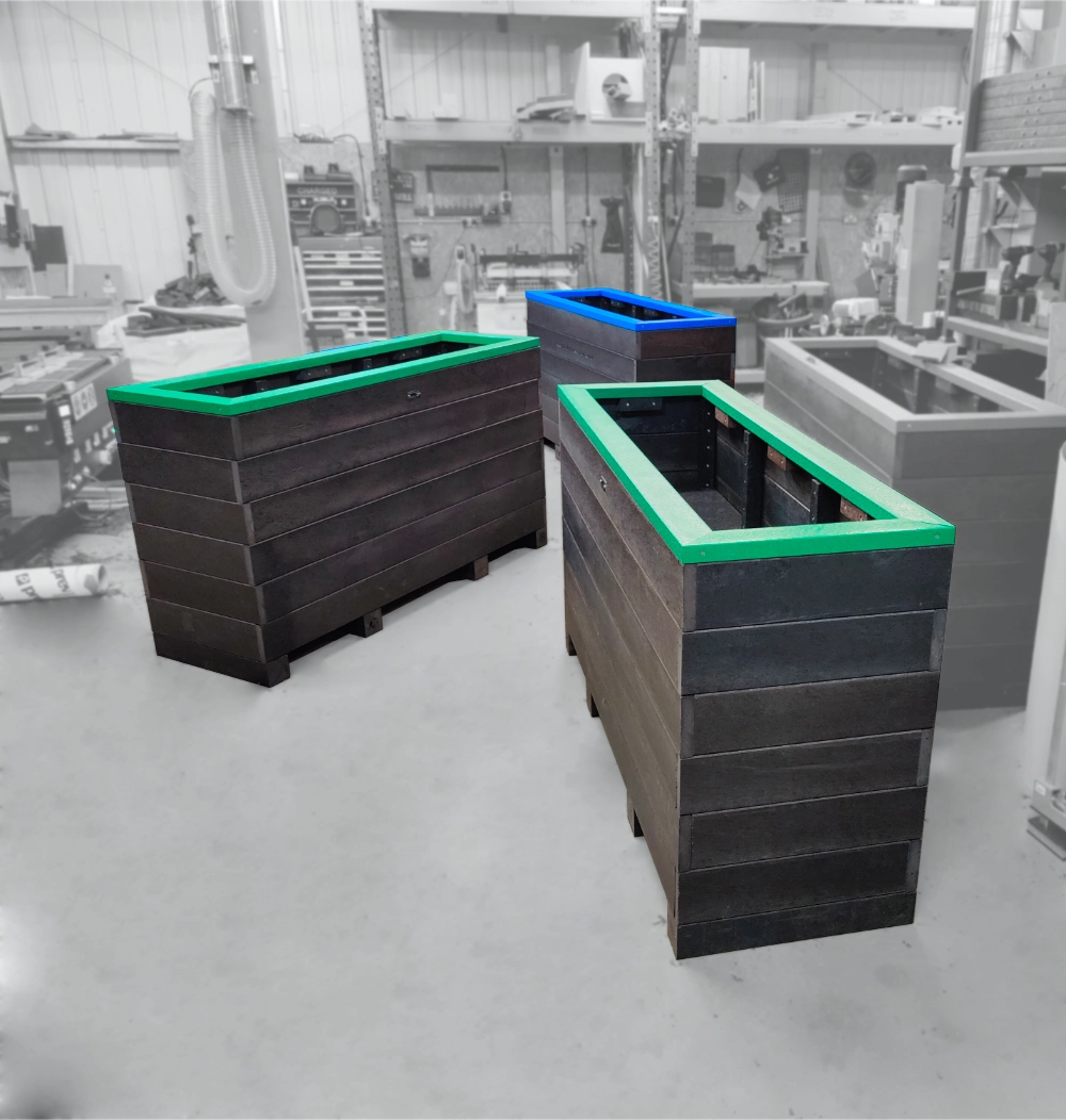 Blockade recycled plastic planter with colourful rims