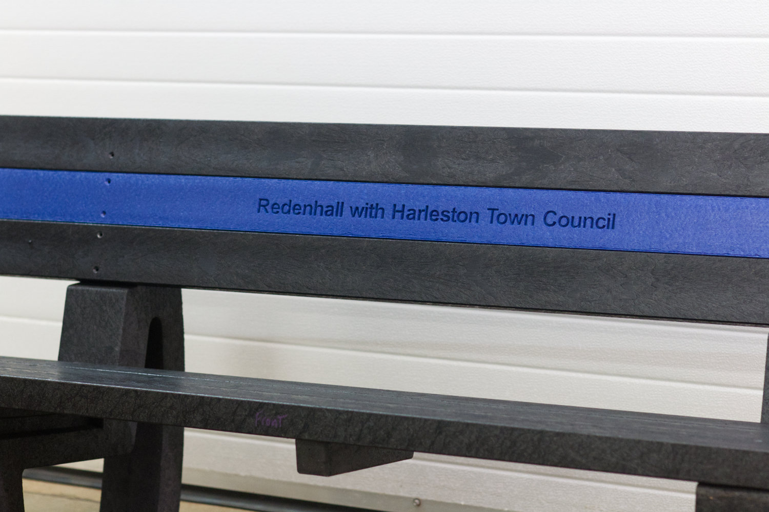 Engraved recycled plastic seat in black and blue plastic