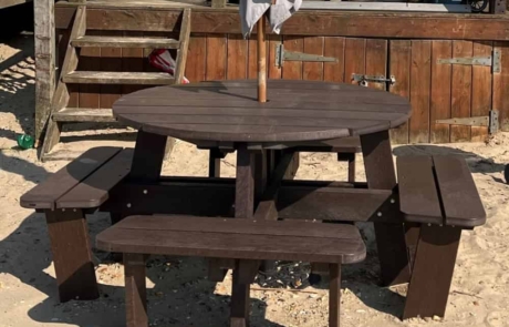 Round-Picnic-Table-in-Brown-with-parasol- Round Recycled Plastic Picnic Table in Brown with a Parasol