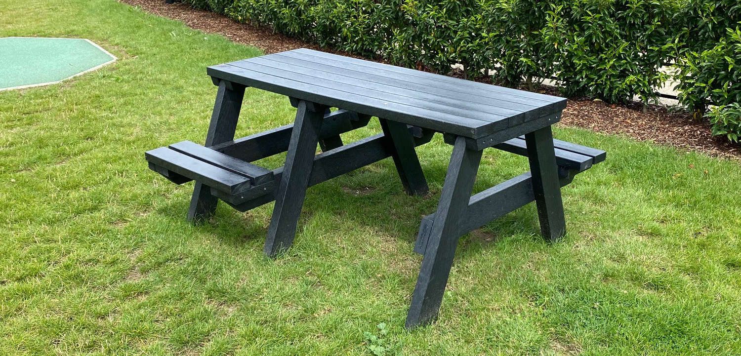 Wheelchair accessible recycled plastic picnic table